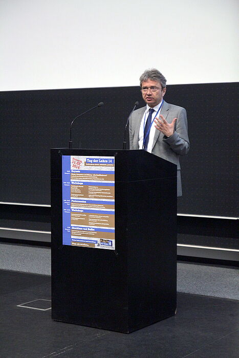 Foto (Universität Paderborn, Vanessa Dreibrodt): Prof. Dr. Bernd Frick, Vizepräsident der Universität Paderborn, begrüßte die Teilnehmer im Hörsaal L1.