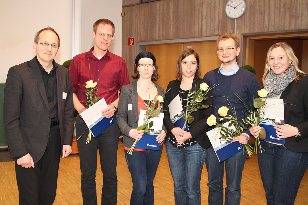 Foto (Universität Paderborn, Nina Reckendorf): Prof. Dr. Niclas Schaper (links) überreichte die Zertifikate für professionelle Lehrkompetenz an Daniel Pickert, Ilka Dönhoff, Carla Bohndick, Dr. Frederic Hilkenmeier und Elena Bender.