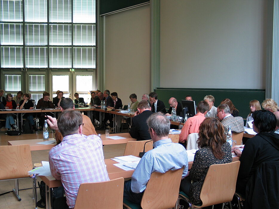 Foto (Ramona Wiesner): Der Senat der Universität Paderborn beschloss nach 5 Stunden intensiver Diskussion am 24. Mai 2006 die Beitragssatzung zur Einführung von Studiengebühren.
