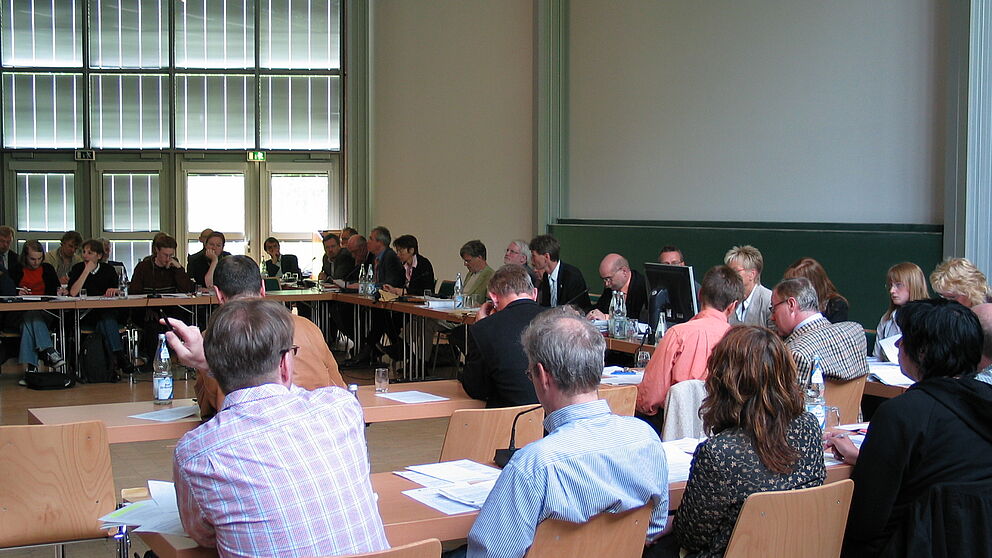 Foto (Ramona Wiesner): Der Senat der Universität Paderborn beschloss nach 5 Stunden intensiver Diskussion am 24. Mai 2006 die Beitragssatzung zur Einführung von Studiengebühren.