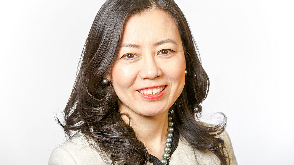 Foto (Sandoz): Joy Xu, Personalvorstand von Sandoz Pharma, hält am 17. November an der Universität Paderborn einen Impulsvortrag zum Thema agile Führung.