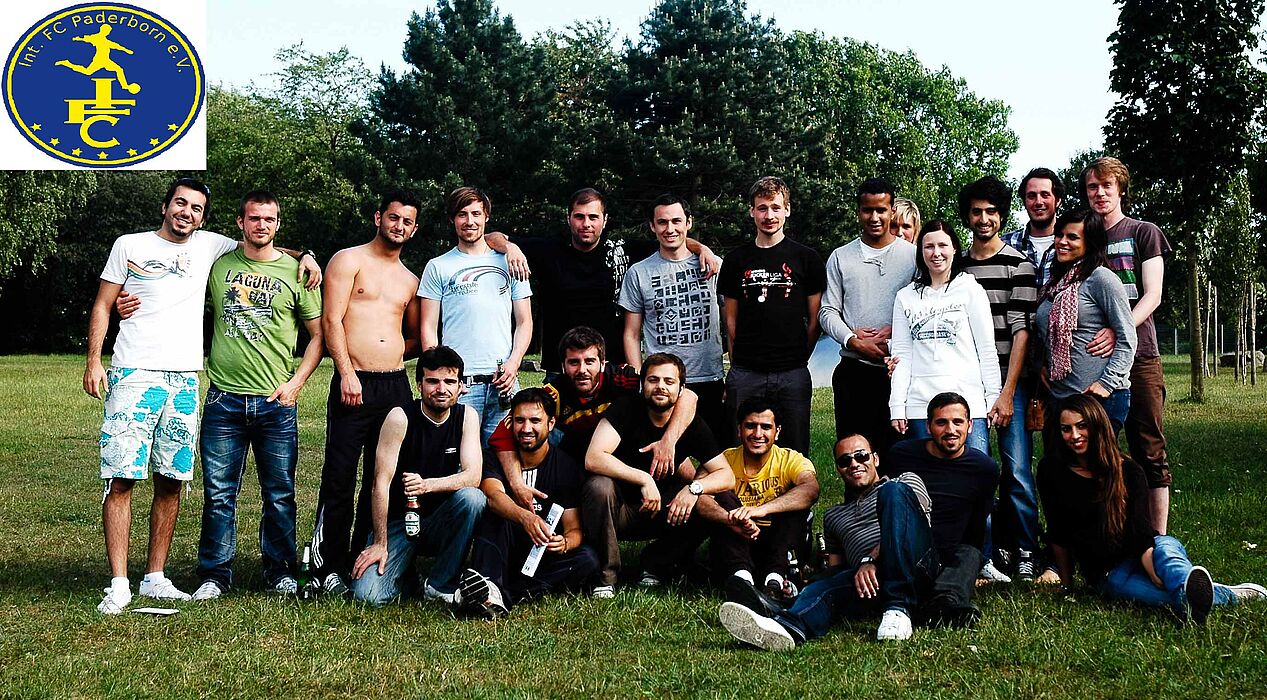 Foto (Universität Paderborn): Die Mannschaft des IFC stellt sich vor.