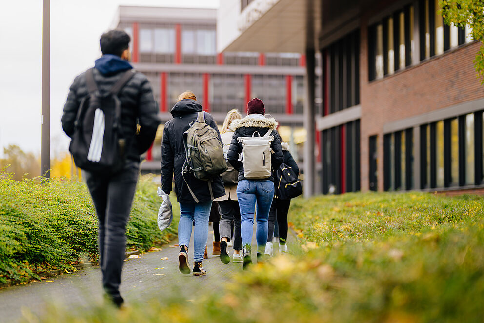 Studierende gehen zur Uni