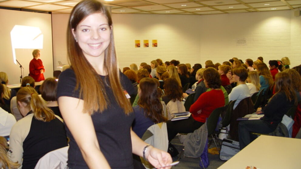 Foto: Große Resonanz beim Schnupperstudium für Schülerinnen an der Universität Paderborn. Bei der Veranstaltung 2004 war Studentin Victoria Kaschewitz Ansprechpartnerin für 120 Teilnehmerinnen.