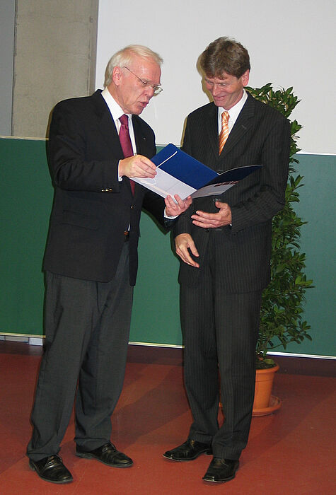 Foto (Martin Decking): Prof. Dr. Nikolaus Risch erhielt von Prof. Dr. Winfried Schulze (links) die Ernennungsurkunde zum Präsidenten.