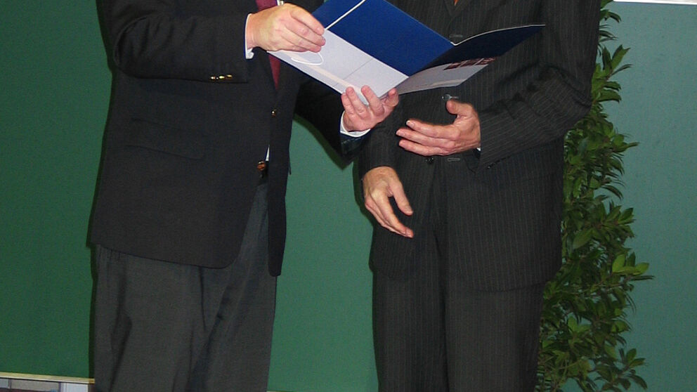 Foto (Martin Decking): Prof. Dr. Nikolaus Risch erhielt von Prof. Dr. Winfried Schulze (links) die Ernennungsurkunde zum Präsidenten.