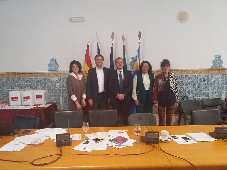 Foto (Shaban Mayanja): Vertreter*innen der Hochschulleitungen der Partneruniversitäten haben während des Treffens in Toledo ein Kooperationsabkommen unterzeichnet.