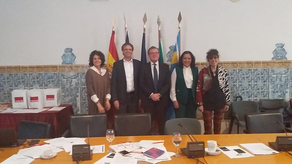 Foto (Shaban Mayanja): Vertreter*innen der Hochschulleitungen der Partneruniversitäten haben während des Treffens in Toledo ein Kooperationsabkommen unterzeichnet.