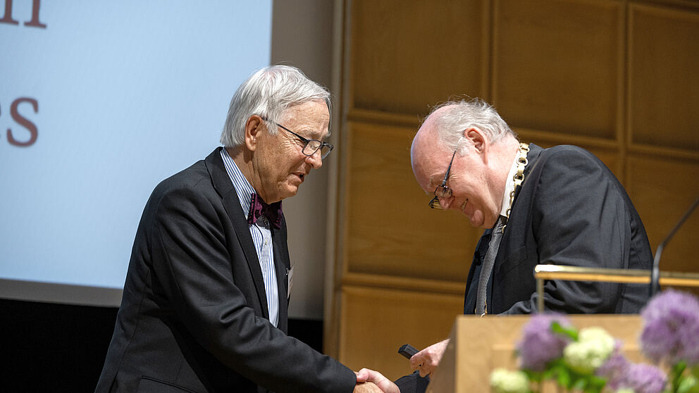 Foto (Andreas Endermann, AWK NRW): Bei der Übergabe der Ehrennadel: Prof. Dr. Burkhard Monien (links) und Professor Dr. iur. Wolfgang Löwer, NRW-AWK-Präsident.