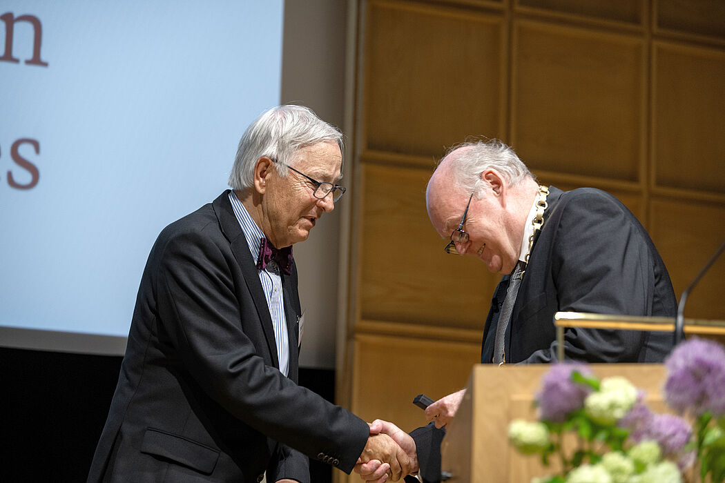 Foto (Andreas Endermann, AWK NRW): Bei der Übergabe der Ehrennadel: Prof. Dr. Burkhard Monien (links) und Professor Dr. iur. Wolfgang Löwer, NRW-AWK-Präsident.