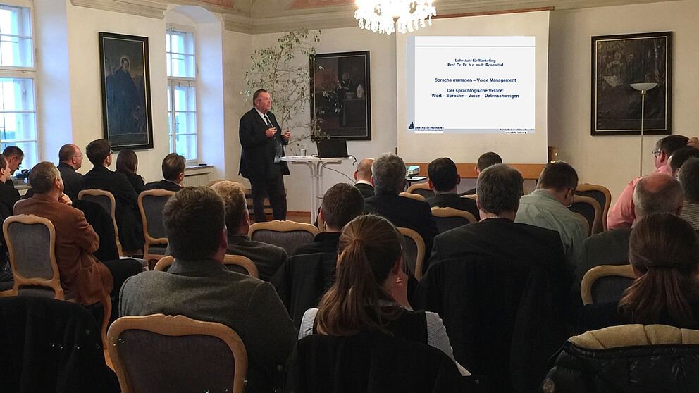 Foto (Julia Pföhler): Prof. Dr. Dr. h. c. mult. Klaus Rosenthal stimmt mit einem Grundsatzreferat in die anschließende Podiumsdiskussion ein.