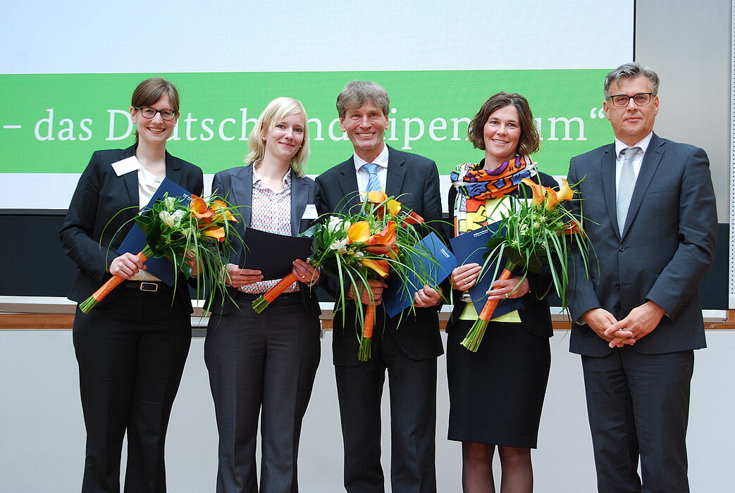 Foto: V. l. n. r.: Friederike Ruwisch, Julia Buschmann, Prof. Dr. Nikolaus Risch und Katja Urhahne mit Dr. Volker Meyer-Guckel vom Stifterverband.