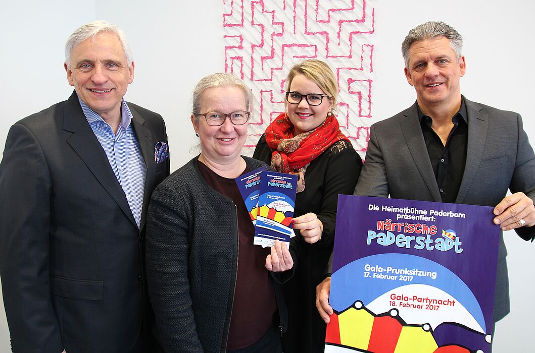 Foto (Universität Paderborn, Vanessa Dreibrodt): Laden zum Karneval ein (v. l.): Peter Naunheim, 1. Vorsitzender Heimatbühne Paderborn, Simone Probst, Vizepräsidentin für Wirtschafts- und Personalverwaltung, Janina Beckmeier, AStA-Vorsitzende, und Pet