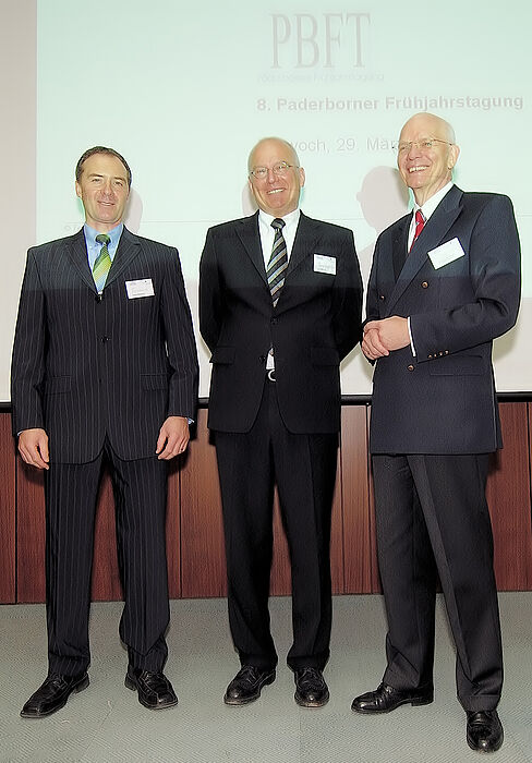 Foto (v. li.): Ernst Kastenholz, Prof. Dr.-Ing. Wilhelm Dangelmaier und Prof. Dr.-Ing. Dr. h.c. mult. Hans-Peter Wiendahl