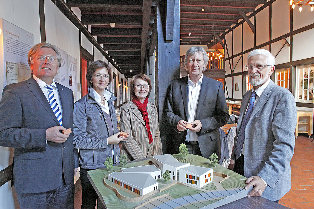 Peter Freundlich, Barbara Tigges-Mettenmeier, Ulrike Lübbert, Wilhelm Brockmeyer und Pastor Bernward Wolf  präsentieren ein Modell des neuen Kinderhospizes.