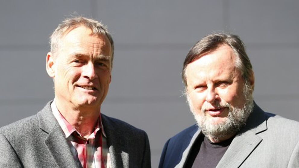 Foto (Universität Paderborn, Reinhard Schwarz): (v. l.) Dr. Helmut Schröder und Prof. Dr. Peter F.E. Sloane.