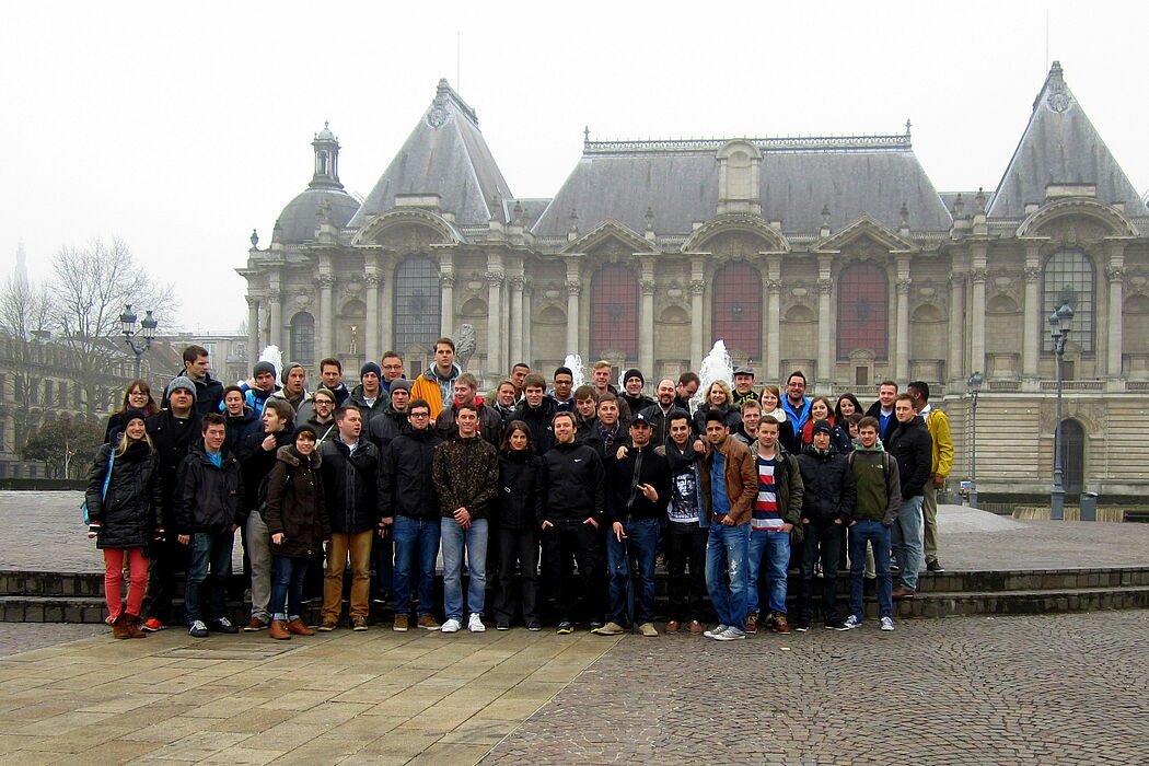 Foto (Universität Paderborn): Über 60 Studierende der Universität Paderborn reisten am 9. April zu einem dreitägigen europäischen Turnier in die nordfranzösische Stadt Lille.