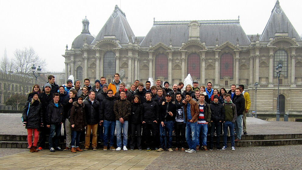 Foto (Universität Paderborn): Über 60 Studierende der Universität Paderborn reisten am 9. April zu einem dreitägigen europäischen Turnier in die nordfranzösische Stadt Lille.