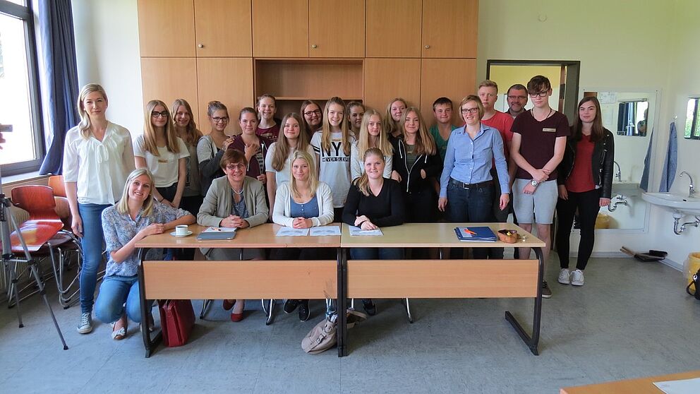 Fotos (Eberhard D. Gäse): Schülerinnen und Schüler der Sekundarschule im Dreiländereck und den Studentinnen der Universität Paderborn mit der Leiterin für Fachdidaktik Hauswirtschaft Prof. Dr. Kirsten Schlegel-Matthies