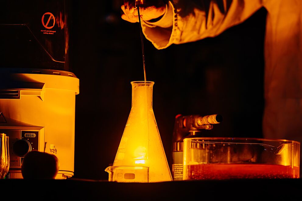 Chemiker führt Experiment bei Weihnachtsvorlesung durch 