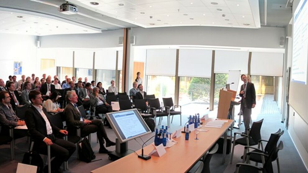 Foto (Universität Paderborn): Die Teilnehmer der Konferenz „Decentralized Power Systems“ in Paderborn informierten sich über die Energiewende und die sich daraus ergebenden Umstellungen.