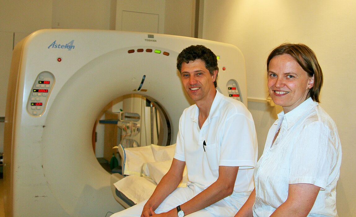 Foto (privat): Dr. Marc Keberle und Prof. Dr. Andrea Walther zeigen, wie Computertomographie und Mathematik zusammenhängen.
