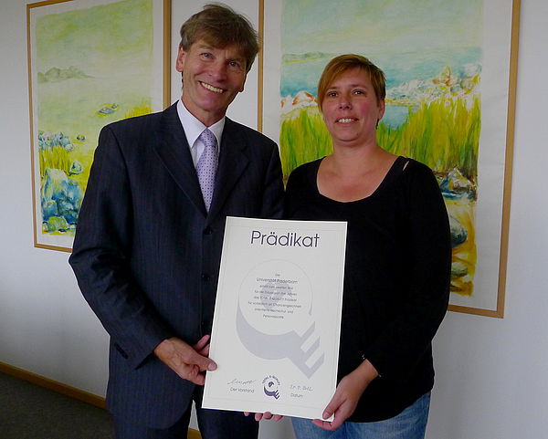 Foto (Universität Paderborn): Präsident Prof. Dr. Nikolaus Risch und Dr. Regina Sprenger vom gleichstellungsbüro der Universität Paderborn freuen sich über die Auszeichnung aus Berlin.