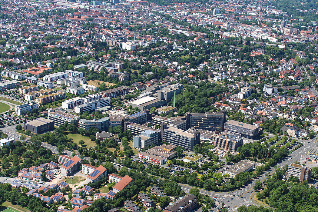 Foto (Universität Paderborn, Johannes Pauly): Aktuelles Luftbild der Universität Paderborn, Juni 2017.