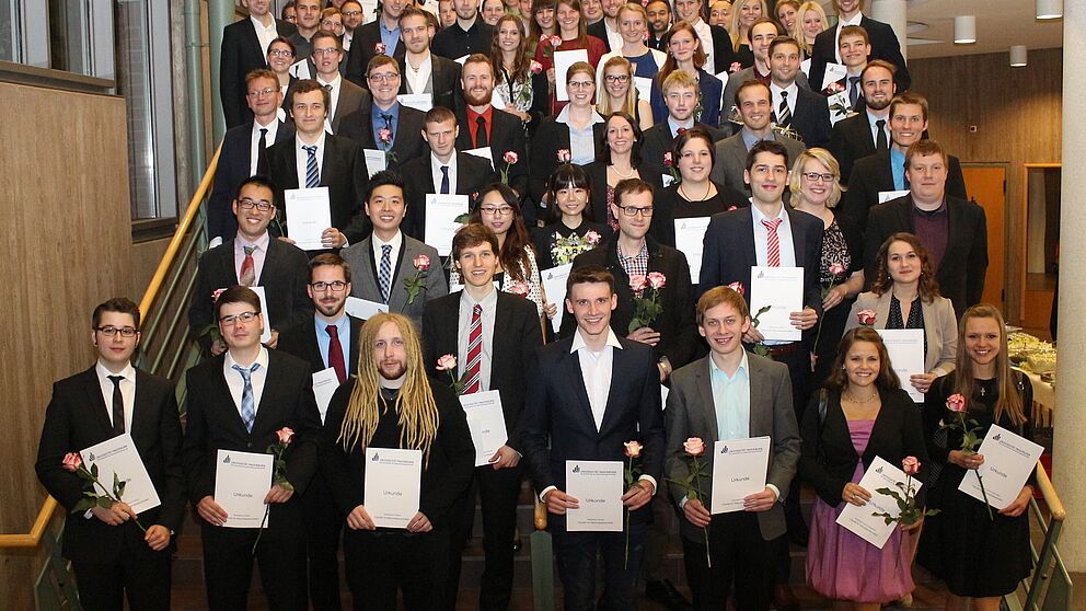 Foto (Universität Paderborn, Heiko Appelbaum): Die Absolventinnen und Absolventen der Fakultät für Naturwissenschaften aus dem Prüfungsjahr 2015.