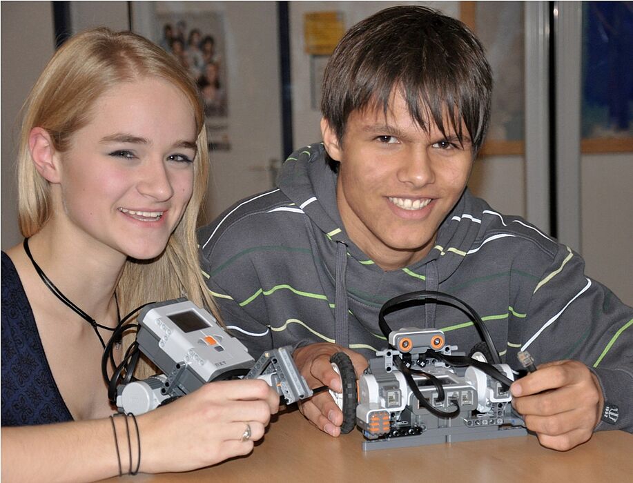 Foto (Universität Paderborn, Simon Beisel): Die Arbeit mit LEGO-Robotern in den Informatik-Workshops der Universität Paderborn macht Schülern viel Spaß.