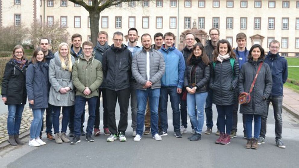 Foto (Universität Paderborn): Teilnehmende Wissenschaftlerinnen und Wissenschaftler des Workshops „Quantitative Economics Days“ der Fakultät für Wirtschaftswissenschaften am 27. und 28. März in Höxter.