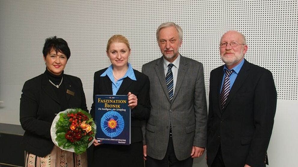 Foto (PACE), von links: Nilgün Özel (Vize-Präsidentin ZONTA-Club Paderborn), Dr. Natalia Akchurina, Prof. Dr. Wilhelm Schäfer (Sprecher PACE), Prof. Dr. Hans Kleine Büning (Laudator)