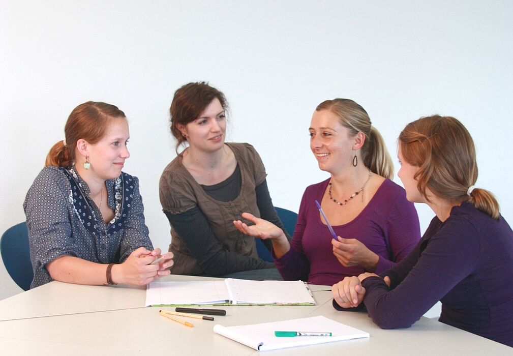 Foto (Michael Karzellek): Absolventinnen tauschen sich mit anderen Studentinnen über die Perspektive Promotion aus.