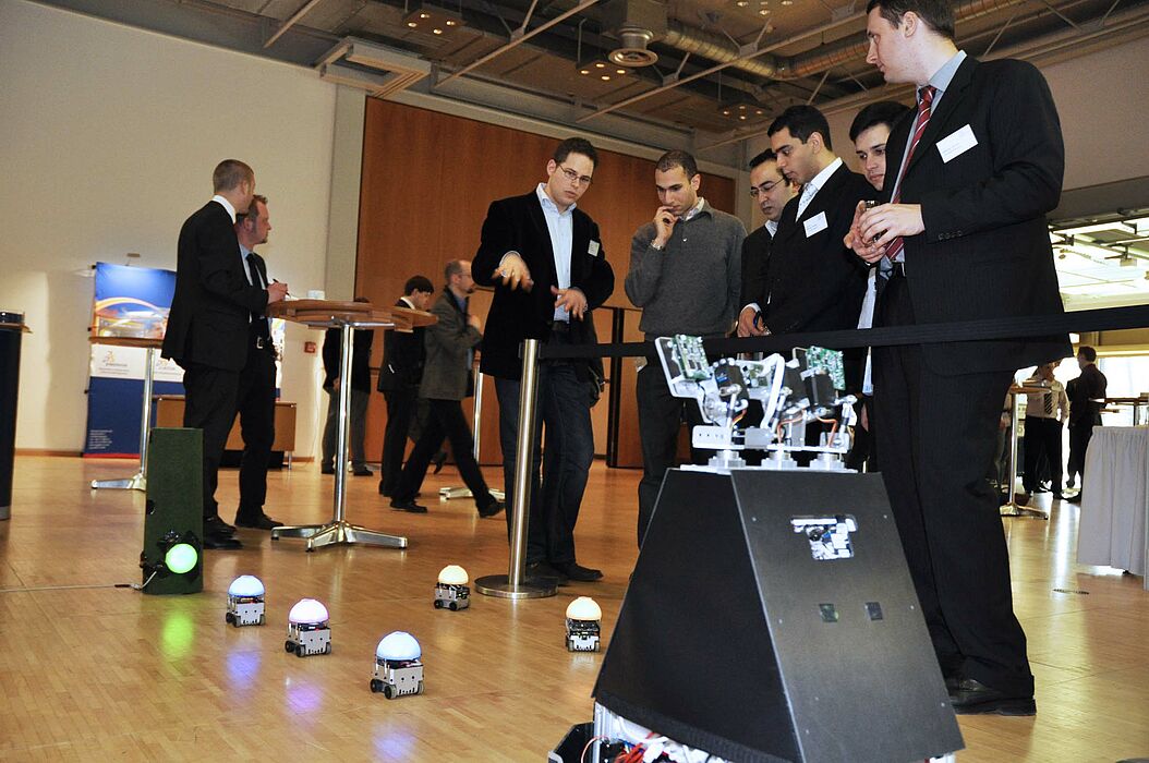 Foto: Schwarm kooperierender Roboter (Fachausstellung, 6. Paderborner Workshop)