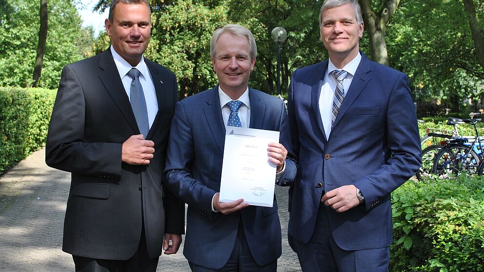 Foto (Universität Paderborn, Matthias Hüttner): Feierliche Verleihung der Honorarprofessur (v. li.): Prof. Dr.-Ing. Elmar Moritzer, Honorarprofessor Dr.-Ing. Christian Obermann, Prof. Dr.-Ing. Volker Schöppner
