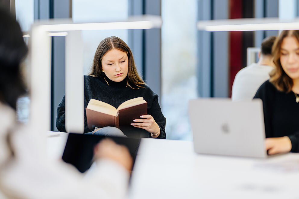 Studierende in der Bibliothek der Universität Paderborn
