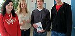 Foto (Universität Paderborn, Cinderella Schröder): Jörn Sickelmann (rechts) bei der Übergabe der Sachpreise. Die glücklichen Gewinner/innen (v. re.): Jens Beutel, Alina Jonas und Janine Hamm.