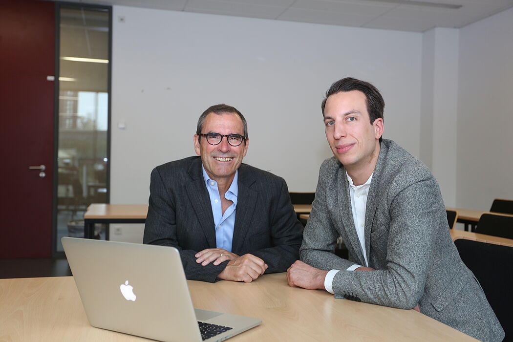 Foto (Universität Paderborn, Dr. Reinhard Schwarz): Die Paderborner Wirtschaftspädagogen Marcus Flachmeyer und Dr. Bernd Gössling verbessern mit innovativen Konzepten die betriebliche Aus- und Weiterbildung in ausgewählten Branchen, insbesondere im Anlagen- und Maschinenbau.
