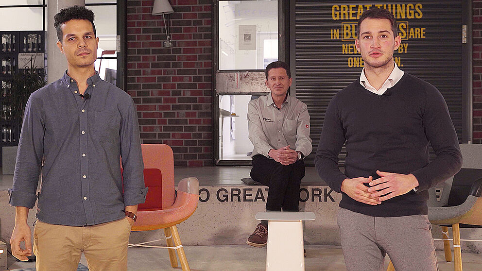 Foto (TecUP): Amir Giebel, Andreas Fischer und Jona Vogel (v. l.) in der Arena der garage33, dem Gründungszentrum der Universität Paderborn.