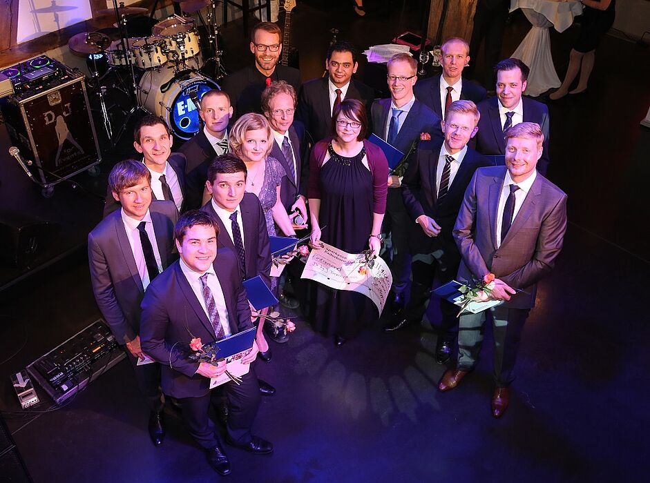 Foto (Fakultät für Maschinenbau): Promovenden des vergangenen Jahres, in der Mitte Dr.-Ing. Julia Timmermann.