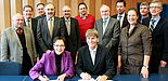 Foto (Universität Paderborn, Vanessa Dreibrodt): Regierungspräsidentin Marianne Thomann-Stahl und Prof. Dr. Nikolaus Risch unterzeichneten die Kooperationsvereinbarung (vordere Reihe v. l.). Darüber freuten sich: Helmut Zumbrock (Bezirksregierung Detmo