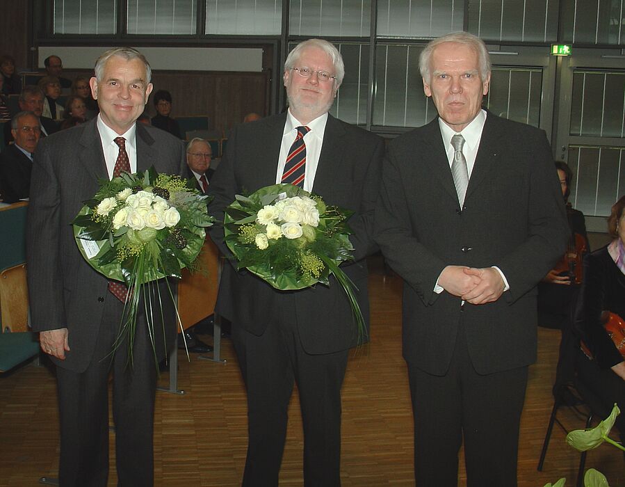 Foto (Martin Decking): Prof. Dr. Winfried Schulze (re.) dankt den ehemaligen Rektoratsmitgliedern Prof. Dr. Jörg Jarnut (li.) und Prof. Dr. Michael Gilroy.
