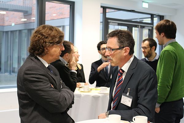 Foto (Universität Paderborn): Fachliche Diskussionen auf dem CAPE Forum 2015: Im Vordergrund unterhalten sich Prof. Johannes Khinast von der TU Graz und Organisator Prof. Eugeny Kenig. Im Hintergrund sind einige weitere Teilnehmer zu sehen.