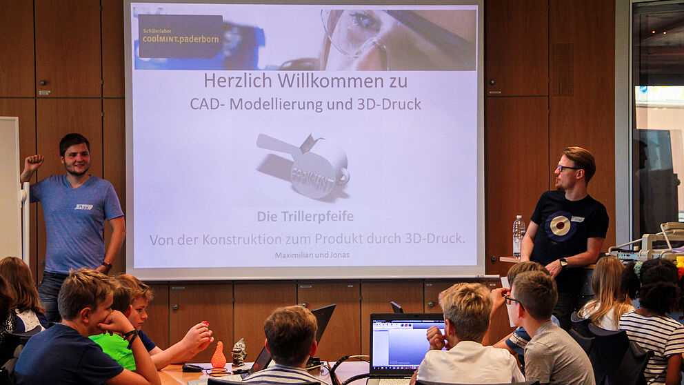 Foto (Universität Paderborn, Schülerlabor coolMINT.paderborn): In den Workshops lernen Schülerinnen und Schüler unter anderem die Arbeit mit einem 3D-Druck kennen.