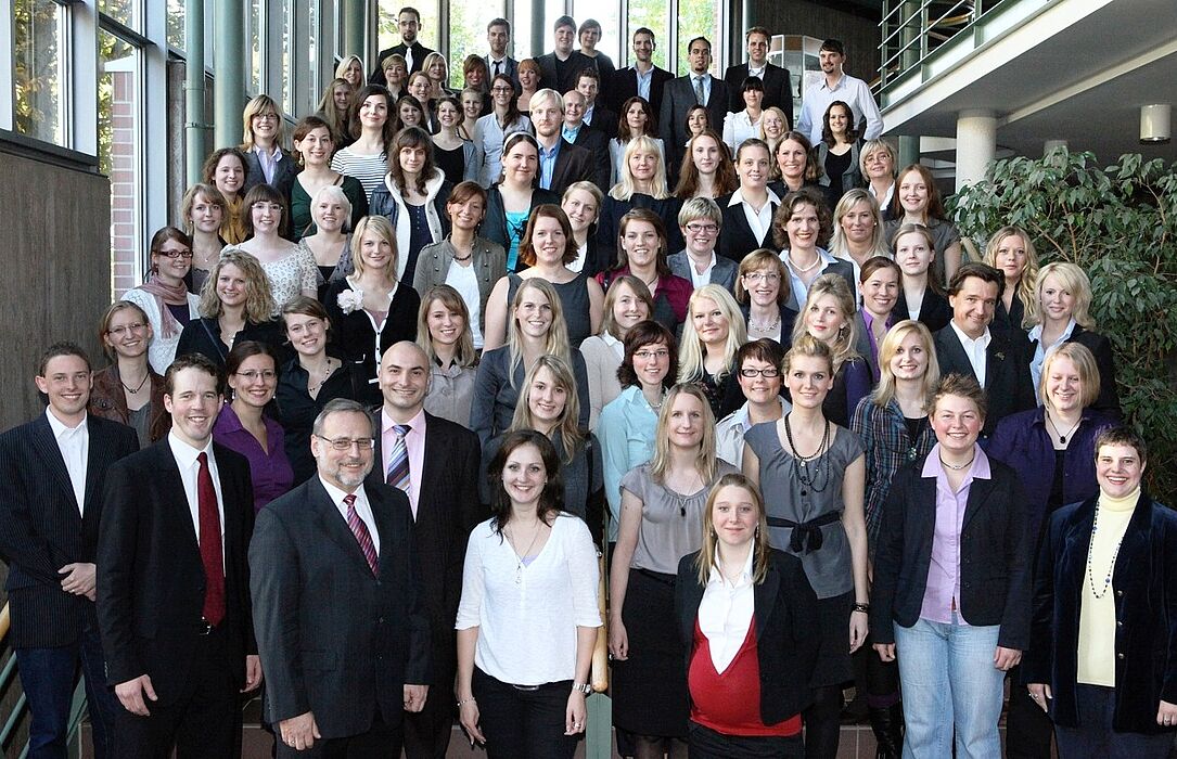 Foto (Adelheid Rutenburges, Universität Paderborn): Der Dekan der Fakultät für Kulturwissenschaften, Prof. Dr. Volker Peckhaus (vorne links), freut sich mit den Absolventinnen und Absolventen des akademischen Jahres 2009/2010.