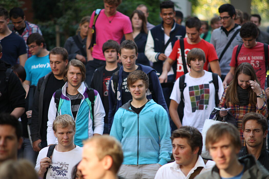 Foto (Universität Paderborn, Patrick Kleibold): Erstsemester beleben den Uni-Campus
