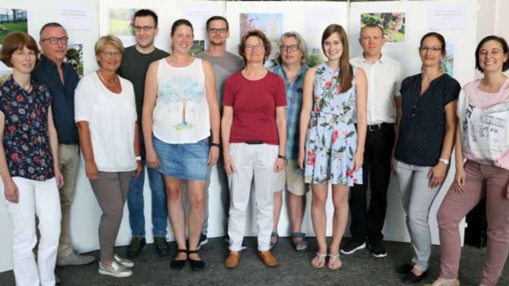 Foto (Heiko Appelbaum): Die Organisatorinnen Dr. Yvonne Koch und Sandra Bischof (v. r.) im Kreise der ausgezeichneten Fotografinnen und Fotografen.