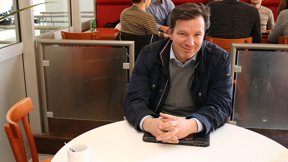 Foto (Universität Paderborn, Julia Pieper): André Wiersig – Alumni Paderborn hat den Mann mit dem extremen Hobby in der Uni-Caféte zum Interview getroffen und mit ihm über die Begegnung mit einem Wal und die Herausforderung „Ozean“ gesprochen.