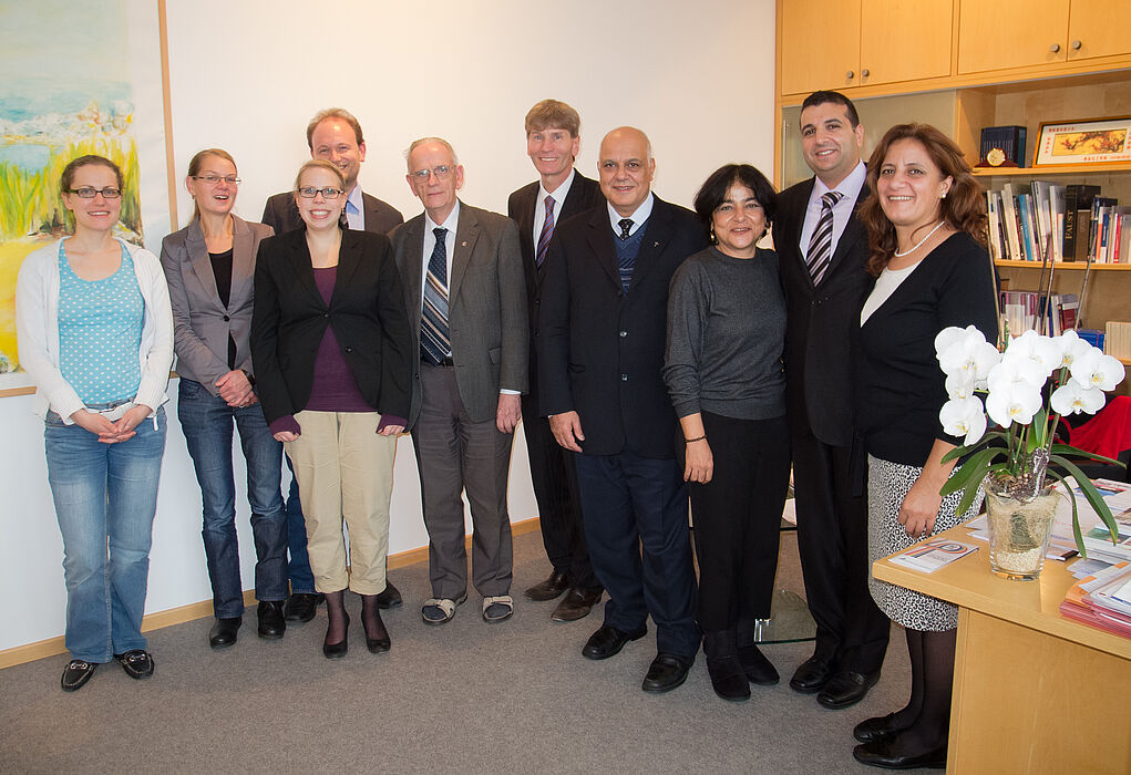 Abbildung: Gruppenbild mit Prof. Dr. Nikolaus Risch, Präsident der Universität Paderborn