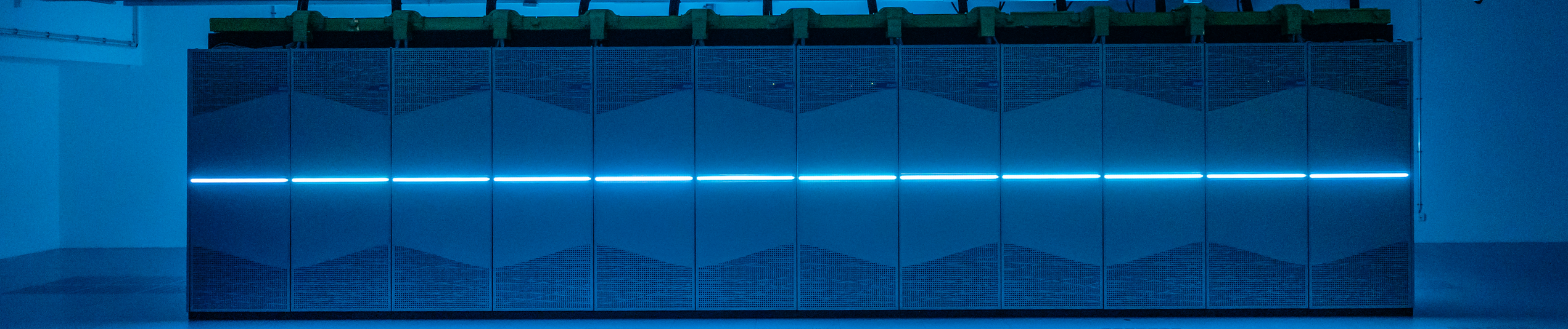 Abbildung eines Großrechners, blau beleuchtet